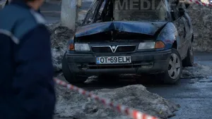 Accident în Capitalã, o maşină a luat foc după ce a intrat în coliziune cu un alt autoturism