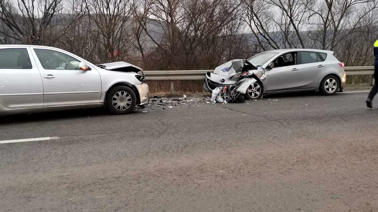 Sibiu: Şase persoane, între care 3 copii, rănite într-un accident din cauza unei depăşiri riscante