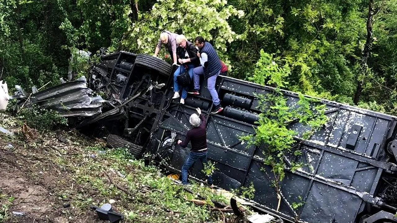 Şapte români, între trei care copii, au fost răniţi în accidentul de autocar din Italia