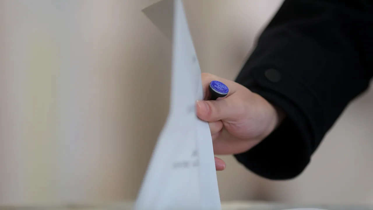 Sondaj: Cu cine ar vota românii la alegerile prezidenţiale? Răsturnare de situaţie în turul II