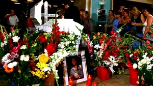 Cortegiul funerar cu sicriul Mădălinei Manole a plecat spre Ploieşti, unde artista va fi înmormântată