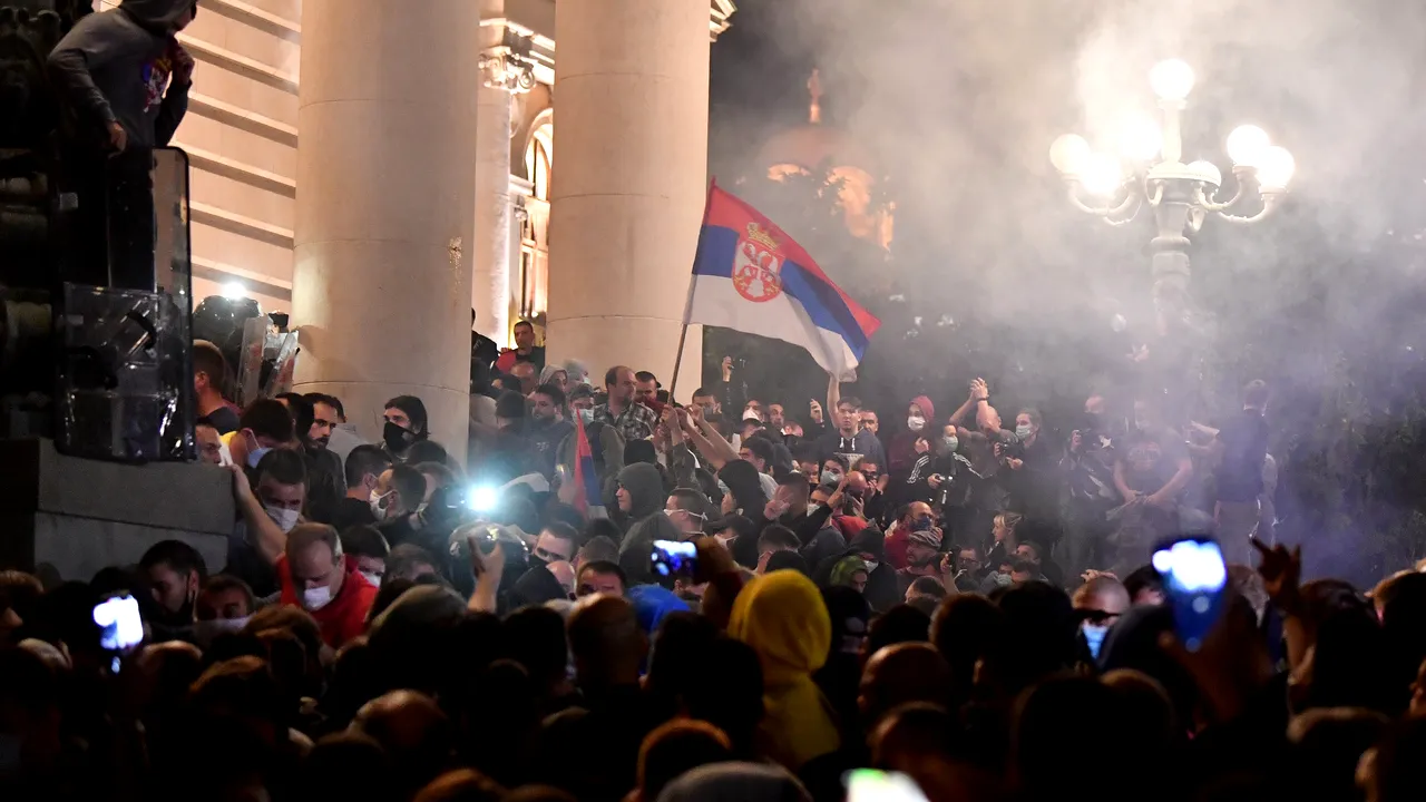 Proteste violente erup în Serbia după ce preşedintele a luat decizia de a reimpune starea de urgenţă pe fondul pandemiei de coronavirus
