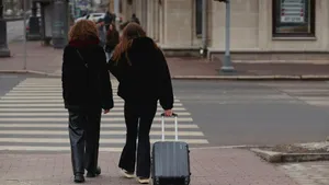 Eurostat: La ce vârstă pleacă tinerii români din casa părinților. Situația la nivel european