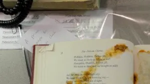 Un semn de carte neaşteptat: Ce a găsit o bibliotecară, într-o carte recent returnată/ Imaginea a devenit VIRALĂ