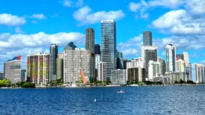 „Job de vis”: o agenție de turism din Florida plătește 10.000 de dolari pentru 10 zile de distracție, mâncare bună și apusuri pe plajă