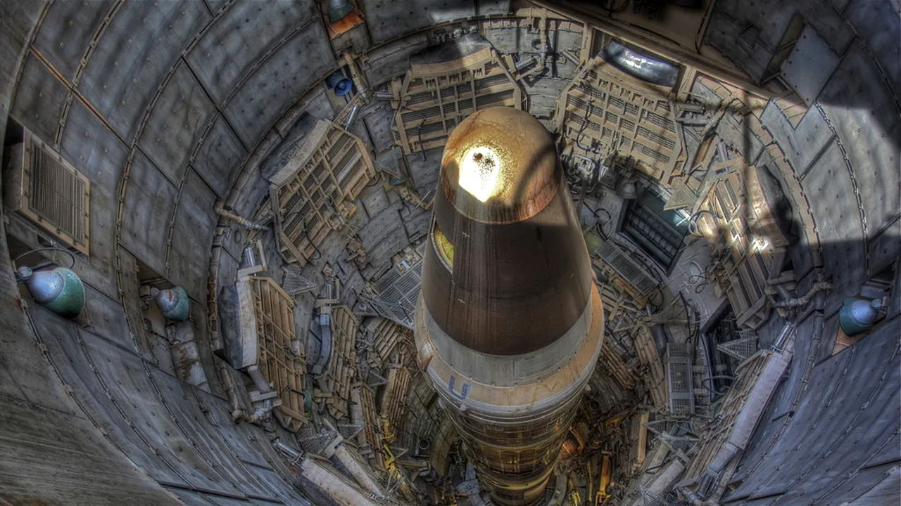 Fermier şi soţia sa: „Vecina noastră este o focoasă nucleară”. Balonul „meteo” din China, suspectat că spionează silozurile nucleare din Montana 
