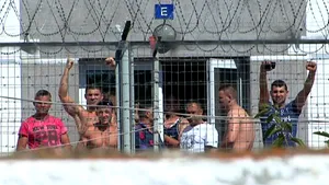 ANP: Proteste în 13 penitenciare. La Iaşi, Botoşani şi Focşani mai mulţi deţinuţi sunt pe acoperiş