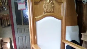 Un scaun, un pupitru şi un suport pentru icoană, făcute de un meşter din Iaşi pentru vizita Papei