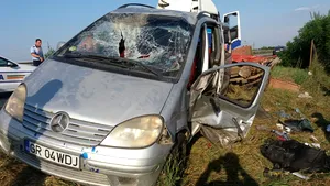 FOTO | Două persoane au fost rănite, după ce un autoturism a acroşat remorca tractată de maşina lor