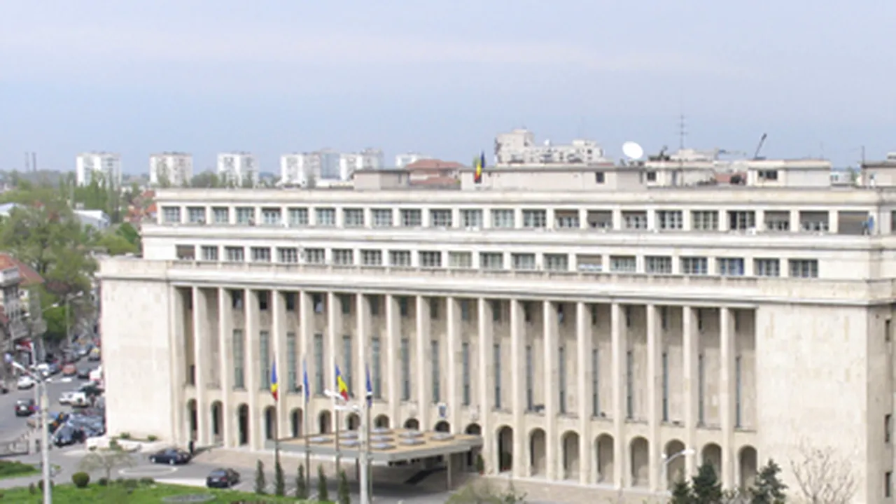 Guvernul: Interdicţia cumulului pensiei cu salariul, în acord cu o decizie a CC