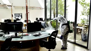“Putem uita de birourile aglomerate şi de cădirile cu mii de oameni”. Ce spune CEO-ul celei mai mari bănci din Marea Britanie