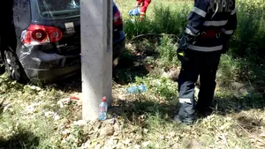 Cinci persoane, dintre care doi copii, au fost rănite după ce maşina lor a intrat într-un cap de pod | FOTO