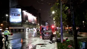 INCENDIU pe Bulevardul Magheru din Bucureşti: Un autoturism a luat foc. Circulaţia este îngreunată | FOTO, VIDEO