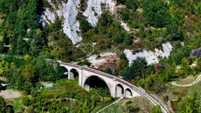 TURISM Trenul frunzelor. Unde se află unul dintre cele mai spectaculoase trasee feroviare
