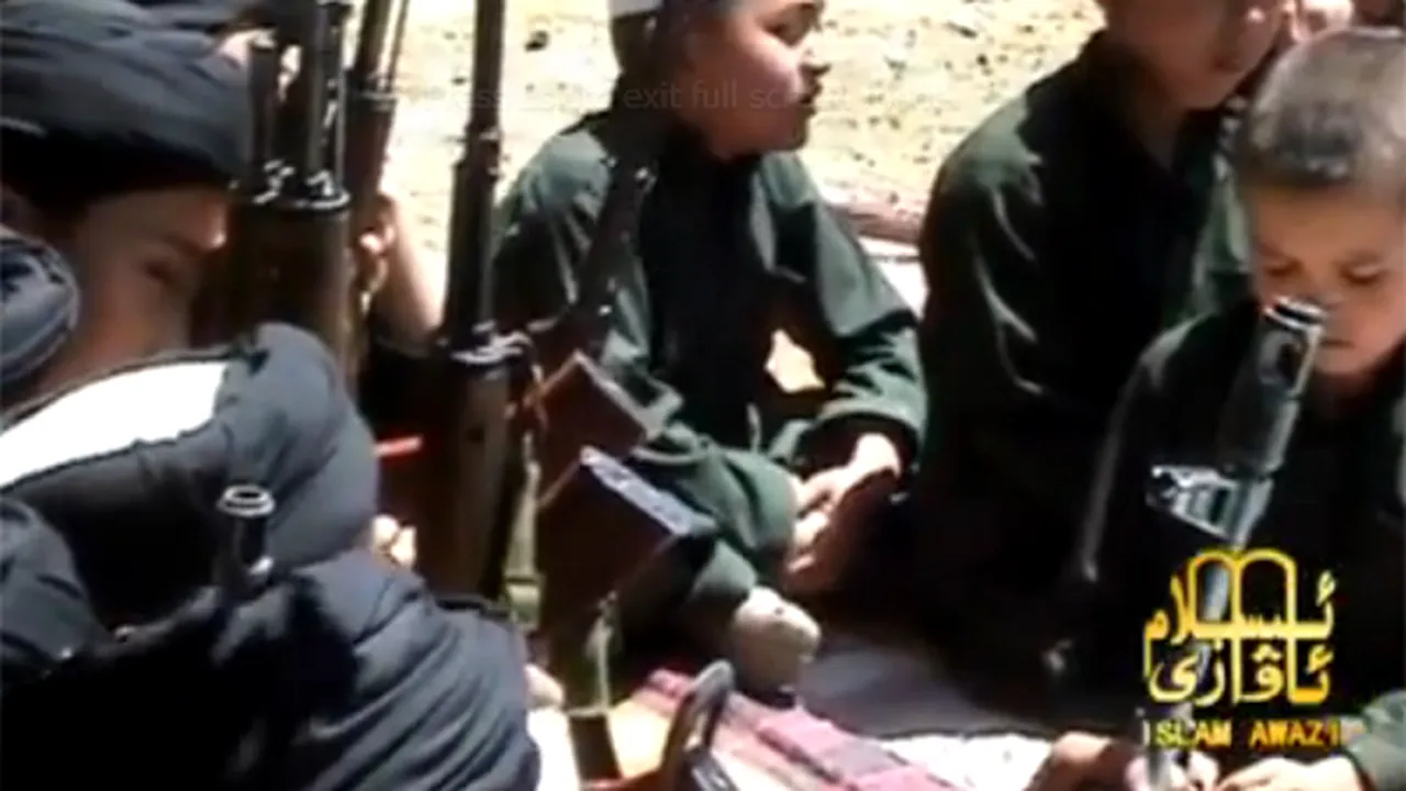 TERORIŞTI LA 5 ANI: Cum sunt antrenaţi să ucidă într-o tabără teroristă din Pakistan - VIDEO 
