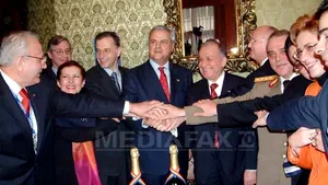 România aniversează 10 ani de la invitarea în NATO - Băsescu: Avem 23 de militari căzuţi la datorie şi 131 răniţi, urmare a solidarităţii cu NATO
