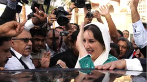 Benazir Bhutto a revenit în ţară, după opt ani de exil