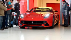 Schimbare majoră la Ferrari. Celebrul constructor auto susţine că 80% dintre modelele sale vor fi electrice sau hibride până în 2030