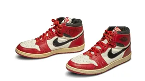 O pereche de pantofi sport purtaţi de Michael Jordan în 1985 s-a vândut cu 560.000 de dolari la o licitaţie

