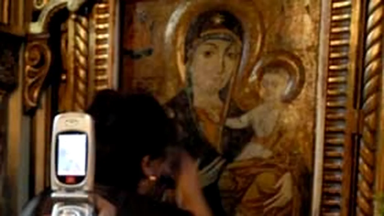 Vaticanul îi sprijină pe credincioşii catolici prin SMS-uri