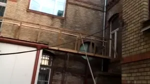 Podul umilinţei la Cluj! Medicii, puşi să iasă pe geam şi să treacă pe un pod de lemn improvizat! / Explicaţia conducerii pentru noul ”concept” de circuit