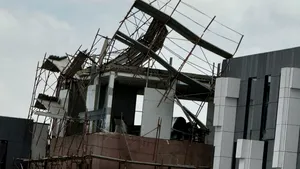 Vântul face ravagii în Moldova. Doi oameni au fost loviți de copaci și elemente de acoperiș