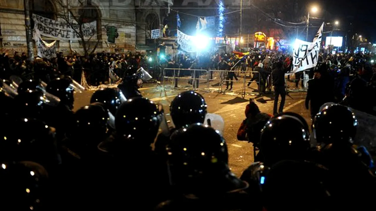 A ŞAPTEA ZI DE PROTESTE ÎN CAPITALĂ s-a încheiat. Circulaţia pe Bulevardul Magheru a fost reluată. Zeci de manifestanţi violenţi au fost ridicaţi de jandarmi - VIDEO, GALERIE FOTO