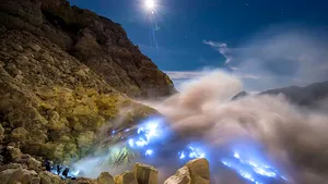 FOTO, VIDEO Vulcanul ALBASTRU din Indonezia. Care este explicaţia pentru acest fenomen uimitor 