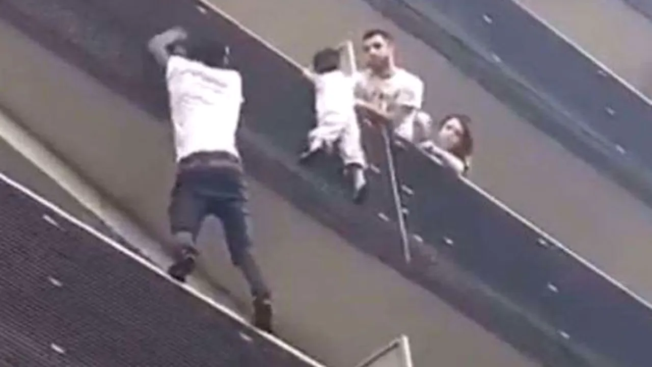 „Spider-Man din Paris” a primit, pe lângă cetăţenie, un loc de muncă. Şi-a început activitatea duminică