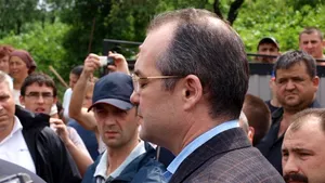 Protest la Timişoara: 200 de oameni, în faţa Centrului de Afaceri, unde se află şi Emil Boc