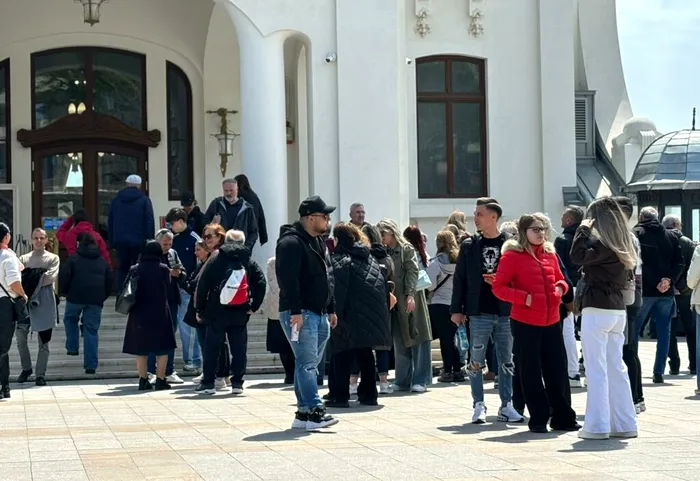 LIFE Faleza din fața Cazinoului din Constanța a devenit neîncăpătoare. Cât costă un bilet de intrare