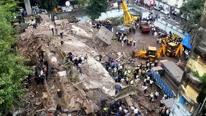 Un imobil s-a PRĂBUŞIT în Mumbai: Aproximativ 70 de persoane sunt date dispărute - FOTO