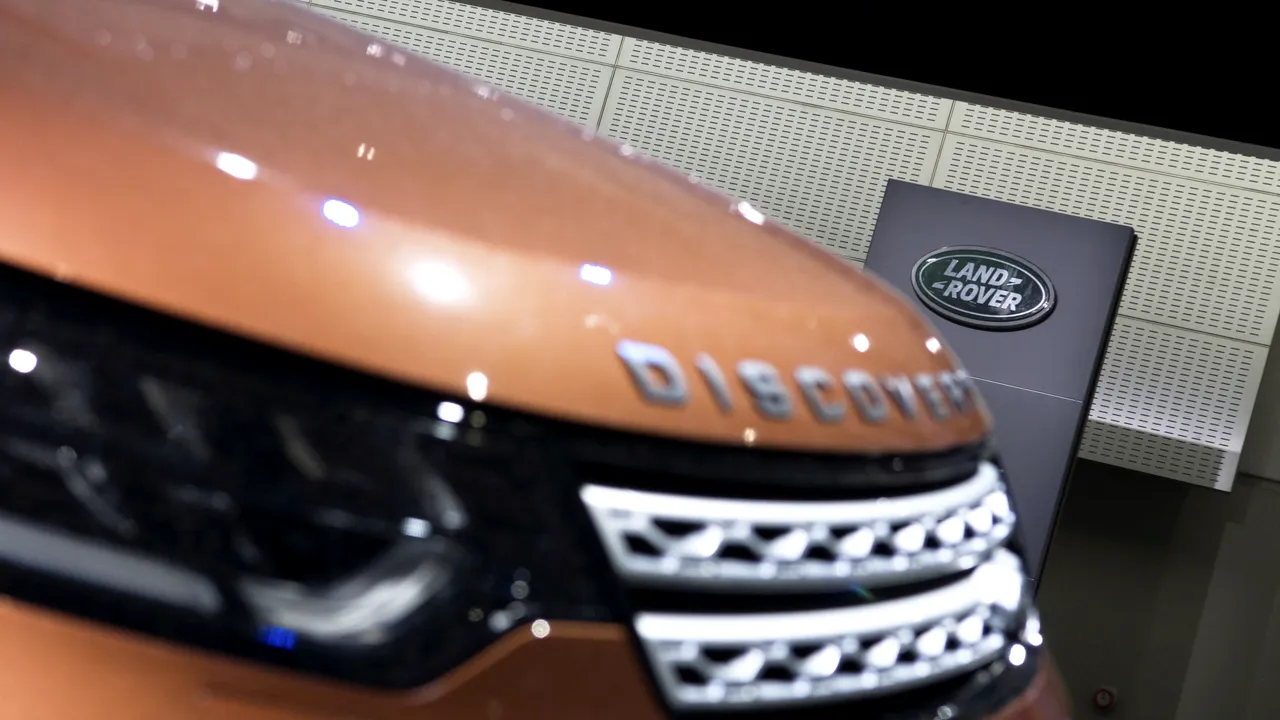 Efectul confuziei legate de Brexit: Jaguar Land Rover opreşte temporar activitatea în fabricile britanice