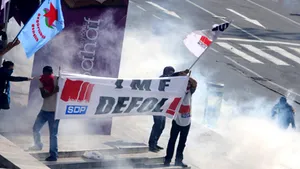 Manifestanţi împotriva FMI, dispersaţi la Istanbul cu grenade lacrimogene şi tunuri de apă - GALERIE FOTO