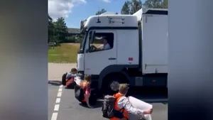 Un şofer şi-a pierdut cumpătul şi trecut cu camionul peste activiştii Last Generation

