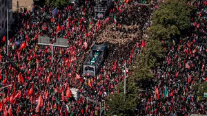 Fotografia lui Trump, lovită cu pietre la înmormântarea ayatollahului Ali Khamenei în cadrul unui ritual de lapidare