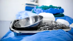 Un bărbat cu o macetă înfiptă în cap a mers singur la spital. A așteptat pe hol și s-a jucat la telefon