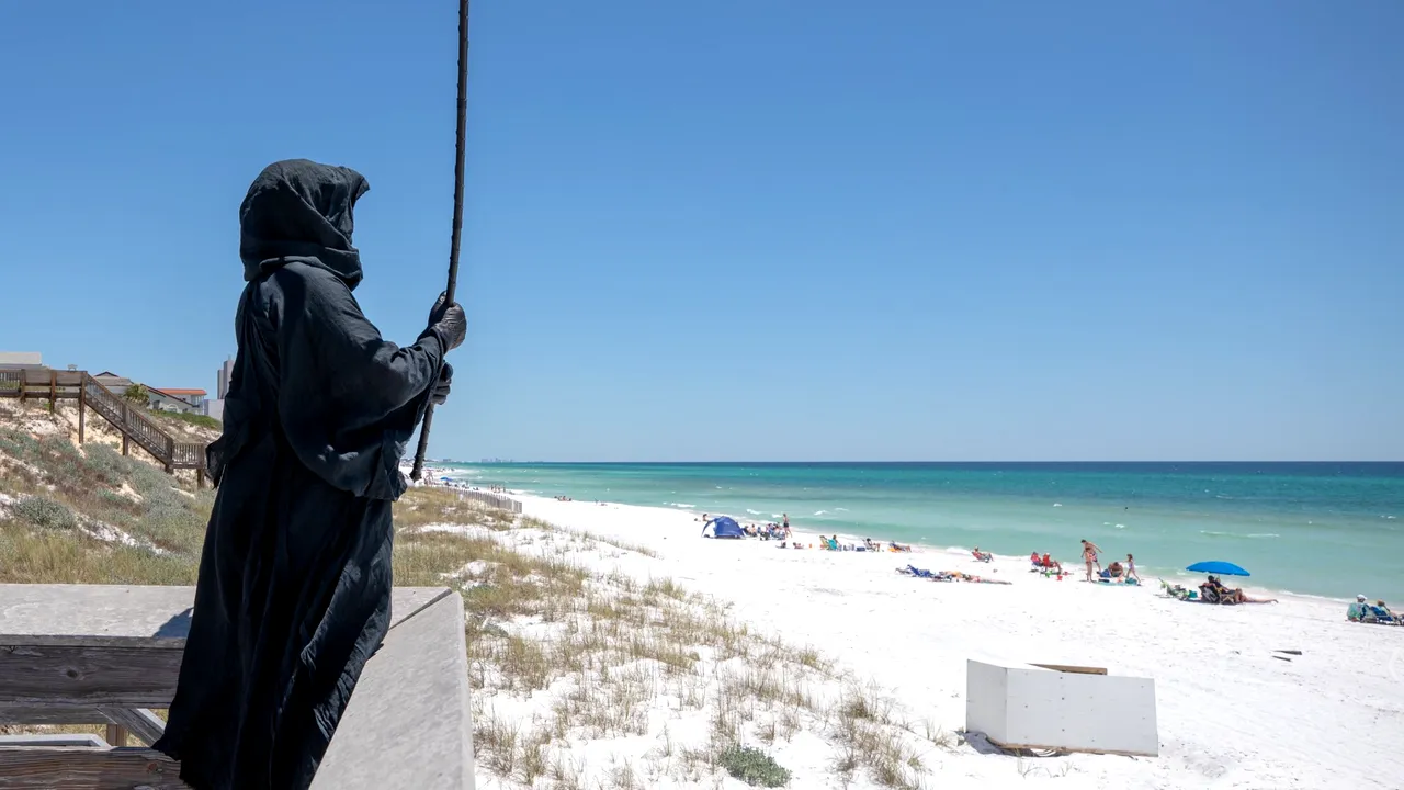 “Moartea” care bântuie plajele din Florida. Cine este misteriosul personaj?