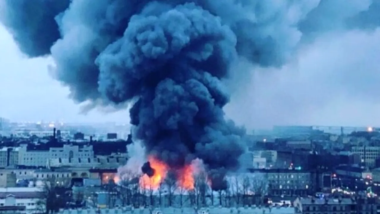 VIDEO - Incendiu major într-un hipermarket din Sankt Petersburg: Sute de oameni, evacuaţi/ O parte din acoperiş s-a prăbuşit 