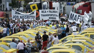 Protestul RCA din Piaţa Victoriei s-a încheiat după ce transportatorii au negociat cu ASF şi au convenit asupra îngheţării tarifelor medii la sume de maximum 7.500 lei - FOTO