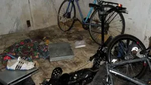 Arme de panoplie, televizoare şi biciclete, găsite la persoane fără adăpost, în zona Gării de Nord - FOTO