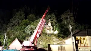 Sibiu: Două stânci care riscau să cadă peste 2 case şi peste un drum spre Transalpina, înlăturate - FOTO