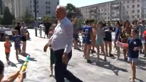 Primarul unui mare oraș din România, atacat pe stradă cu pistoale de apă: Am plecat ud leoarcă