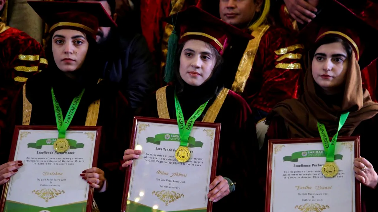 Talibanii închid pentru femei universităţile din Afganistan 