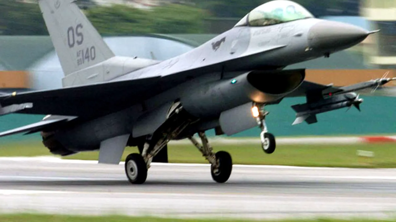 Două avioane F-16 au ajuns la Bucureşti şi vor fi expuse la BSDA