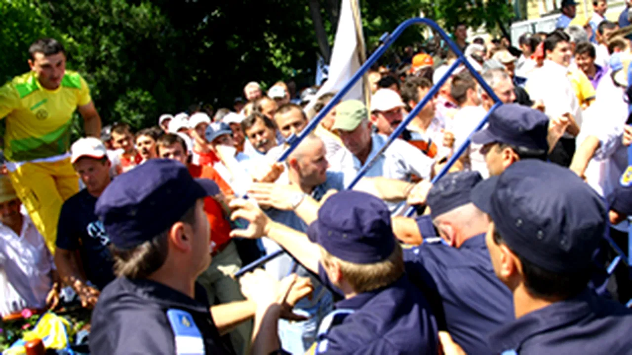 About 1,200 Romanian Farmers Picket Govt HQ Demanding Subsidies