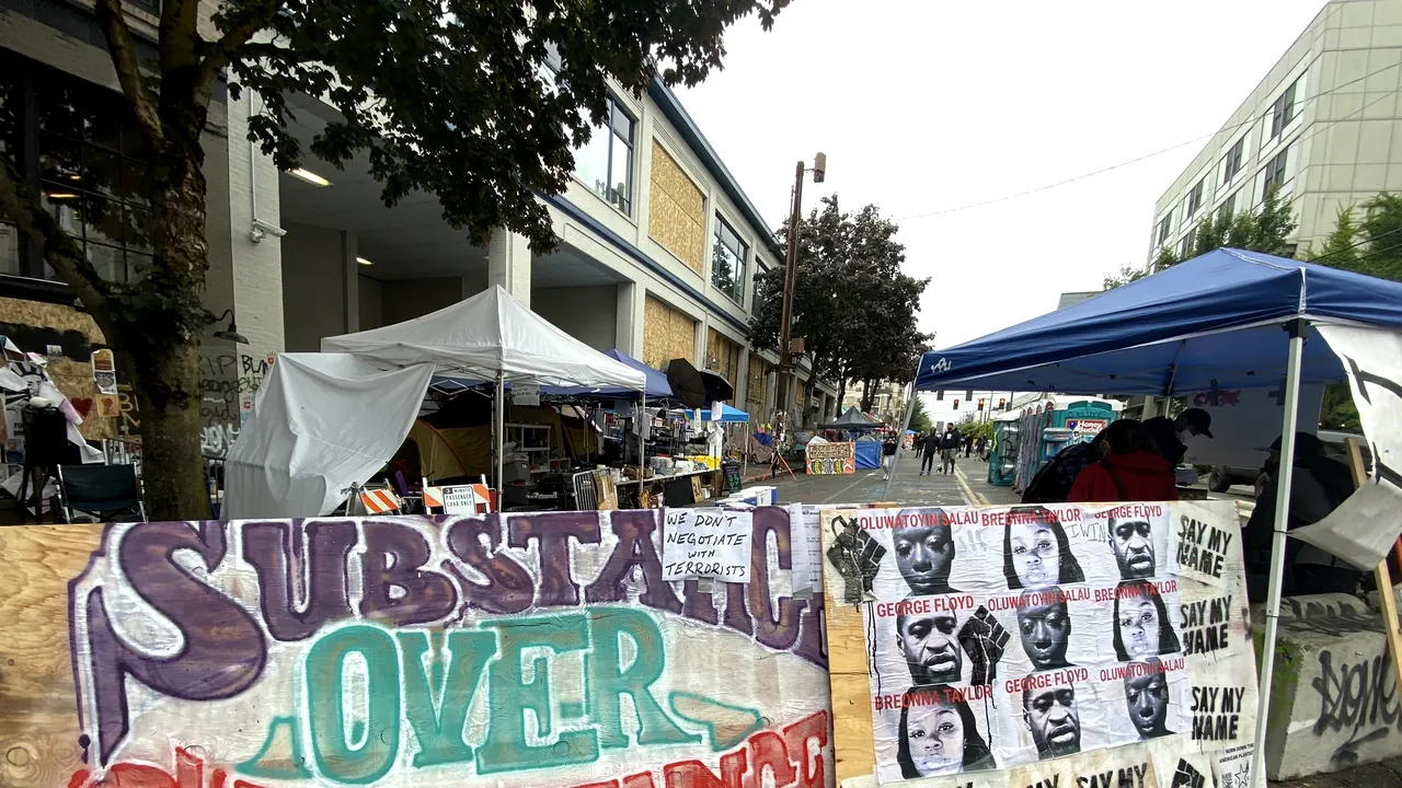 Protestatarii au blocat o stradă din Seattle cu bariere improvizate