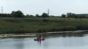 Accident în Constanţa. O maşină în care se aflau un copil de 12 ani şi bunicul său a căzut în lacul Tăbăcărie