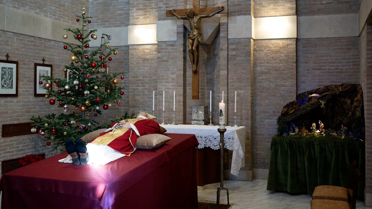 Mii de oameni sunt aşteptaţi să aducă omagiu fostului papă. Trupul Sanctităţii Sale va fi expus la Bazilica Sfântului Petru până joi, 5 ianuarie