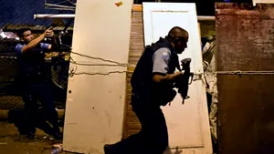 Revolte la Copacabana soldate cu cel puţin un mort, în urma decesului unui dansator